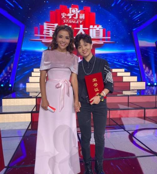 图片包含 人, 站, 男人, 女人描述已自动生成